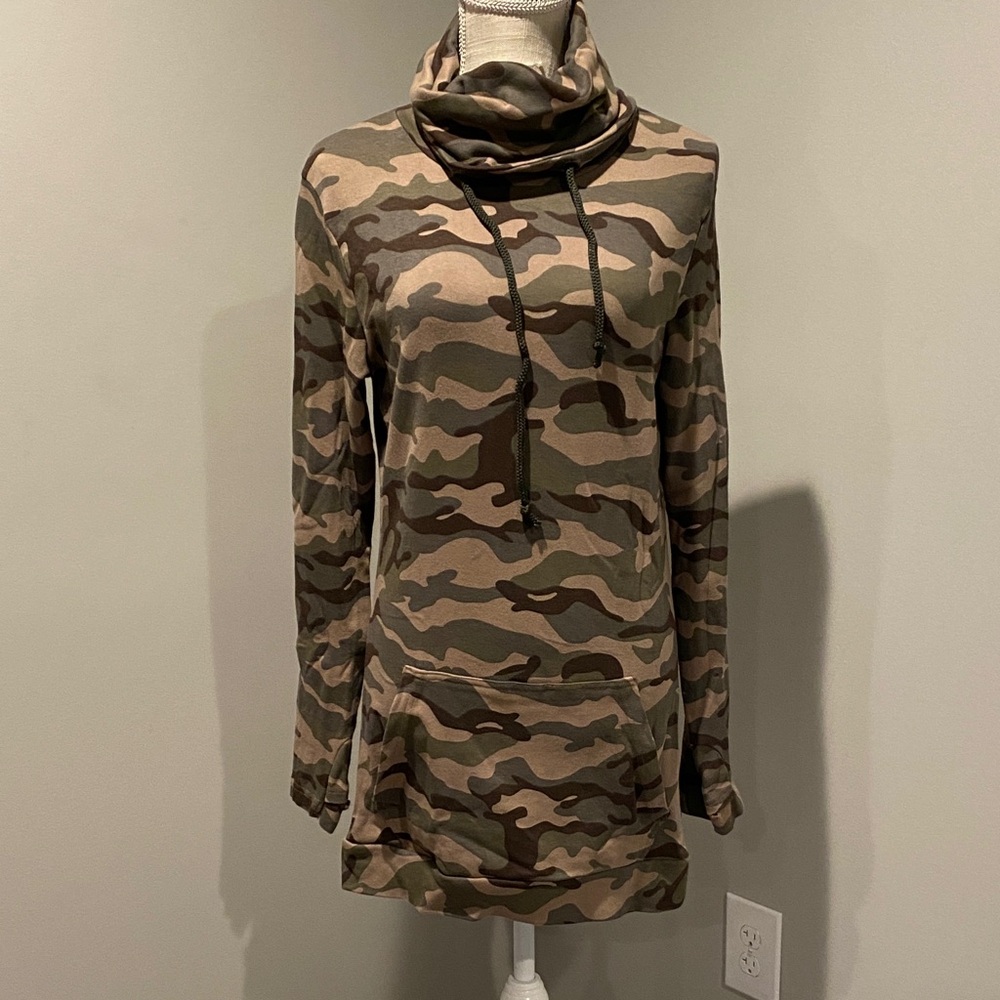 Chelsea DeBoer Lily & Lottie Camo Tunic
Size: M